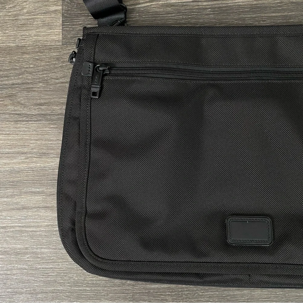 Tumi Alpha Slim Expandable Messenger Bag Black Ballistic Nylon Flip Over 22177DH
